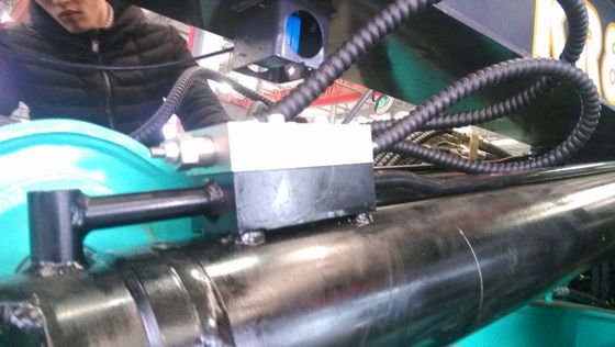 Une puissante machine de pilonnage avec 150 KN.m. et un couple maximal de 94,3 tonnes de capacité et un poids de 50 000 kg